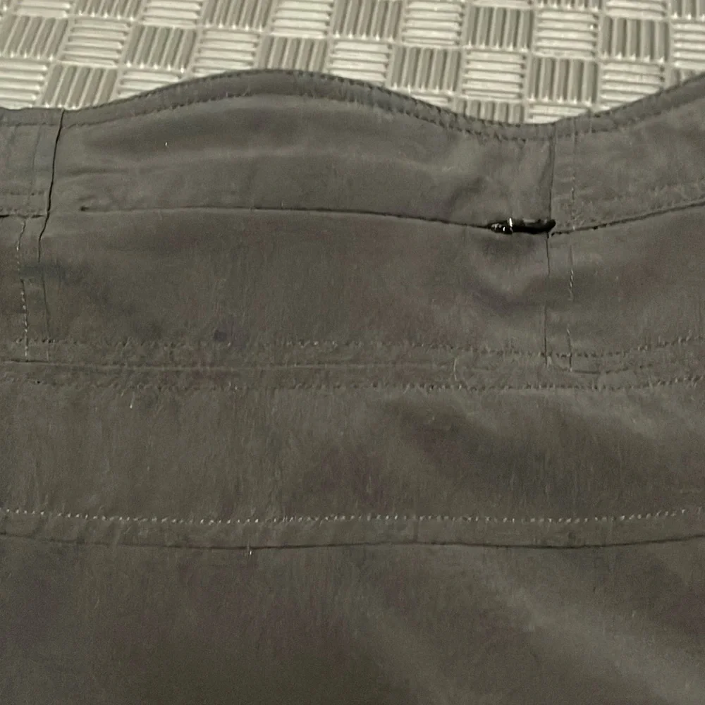 Black Izod sz 4 skort. flares out , light weight  and has built in shorts
